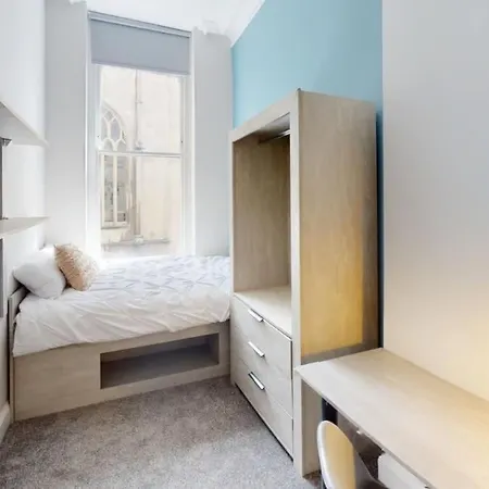 St Nicholas 6 Beds Flat *
